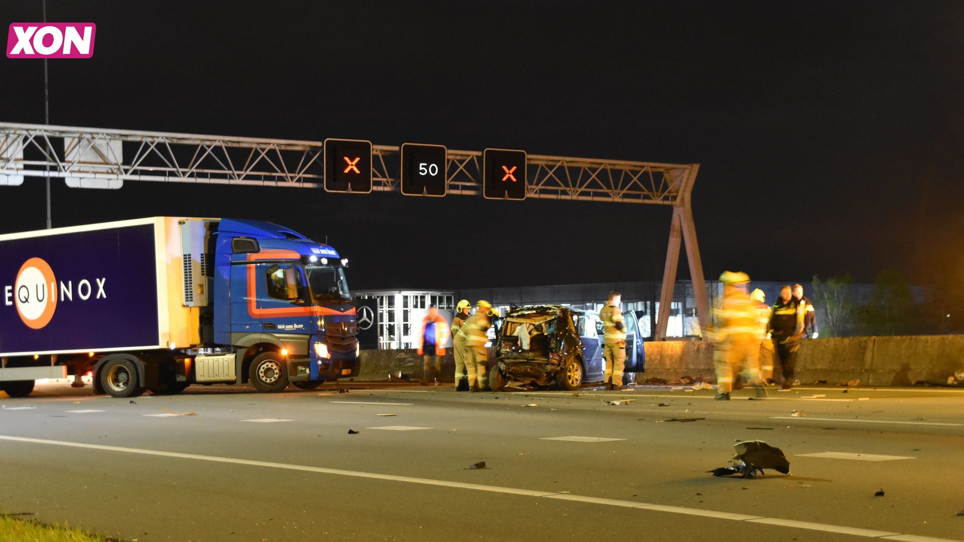 Nachtelijke aanrijding tussen vrachtwagen en personenauto, snelweg afgesloten in De Klomp