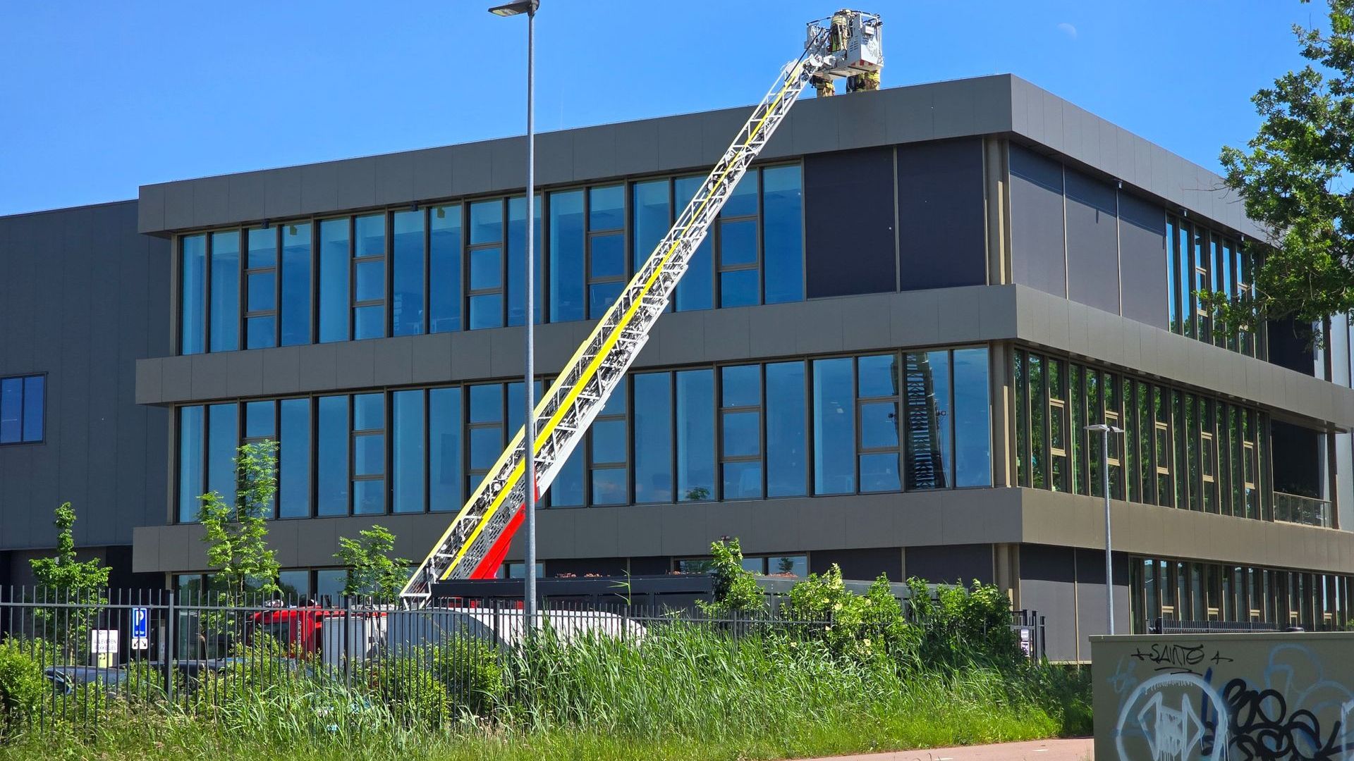 Zonnepanelen op dak van bedrijfspand in brand in De Klomp