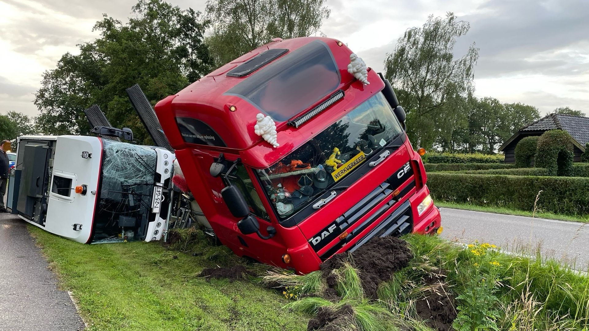 Vrachtwagen met veegmachine in sloot in Wekerom – XON
