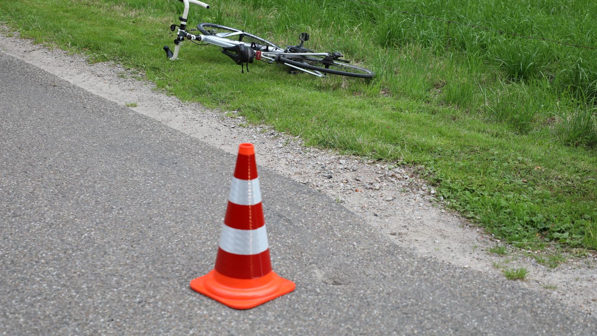 Wielrenner gewond na val door gat in weg in Wekerom – XON