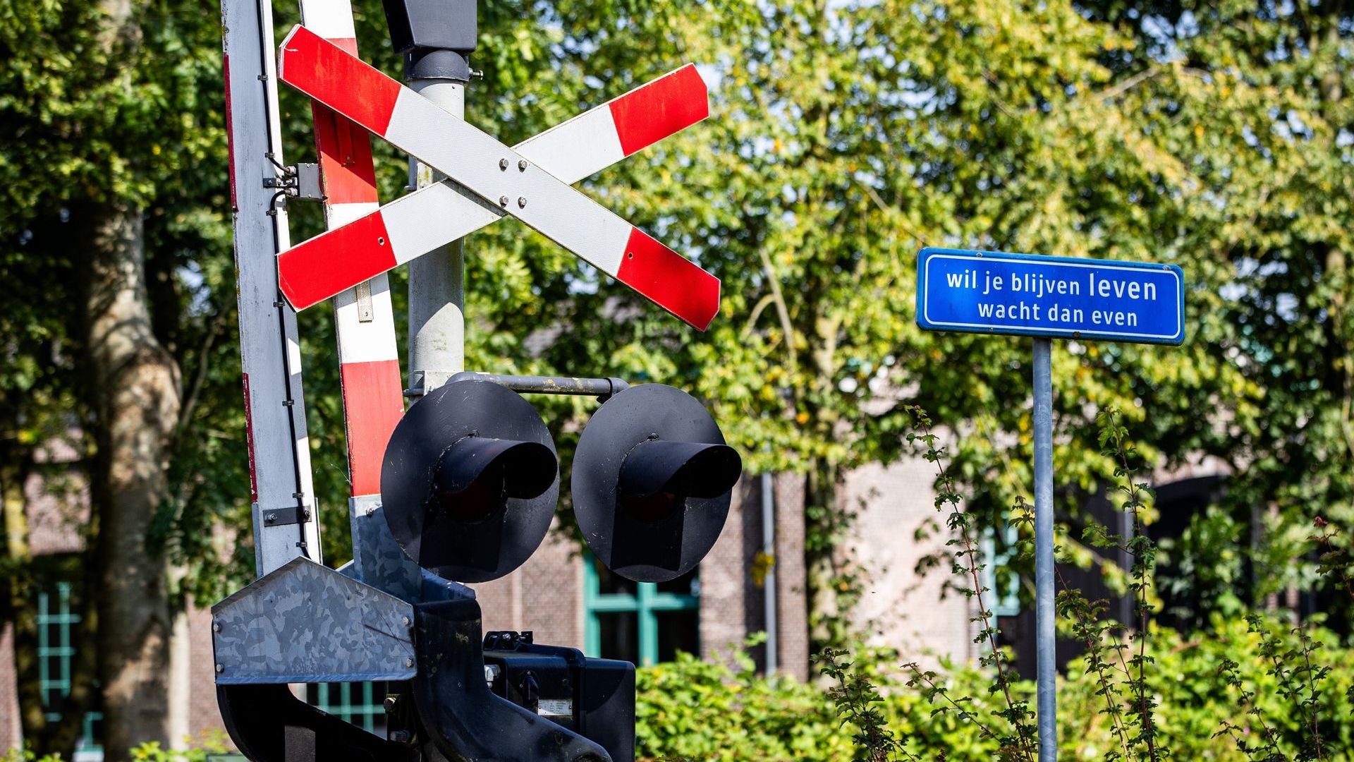 Slagbomen defect bij station: ‘Loop niet onder de spoorbomen door’ – XON