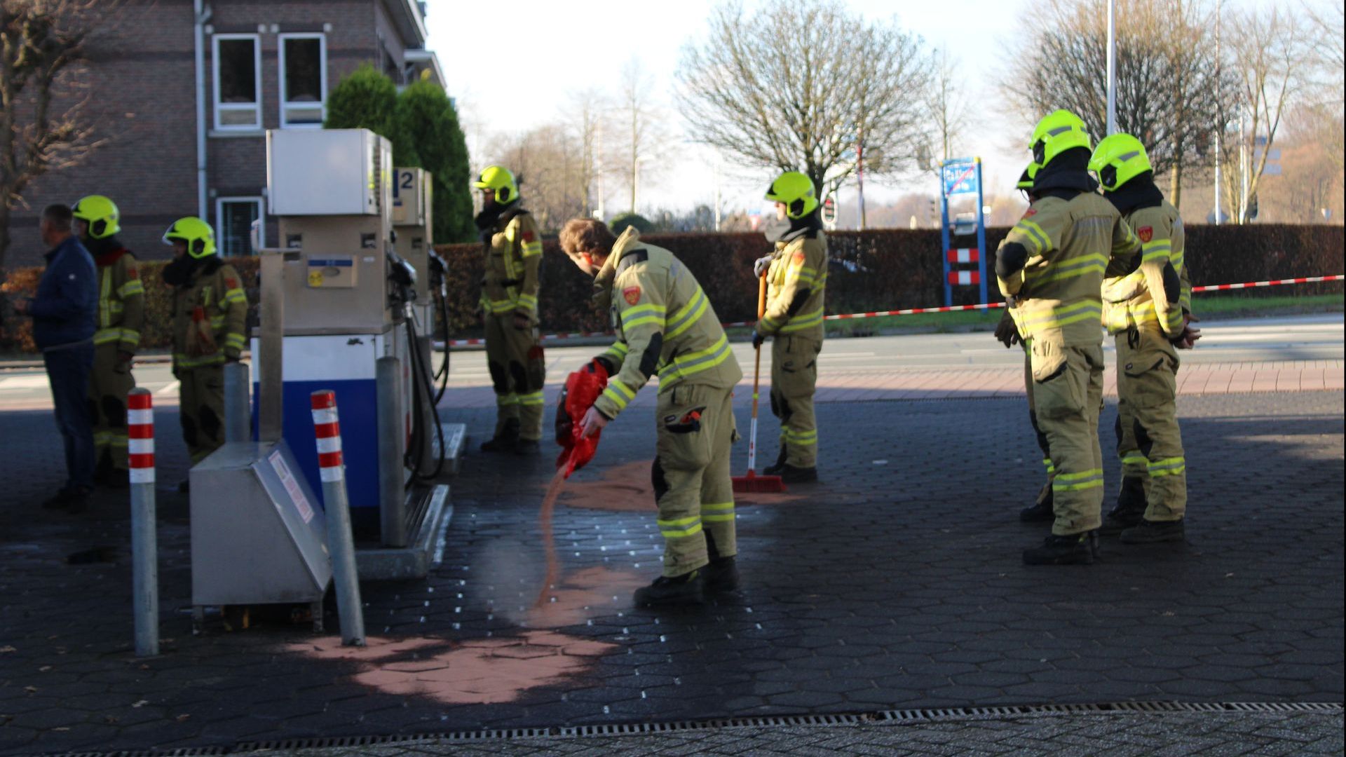 Doorrijder op tankstation veroorzaakt brandstoflekkage in De Klomp – XON