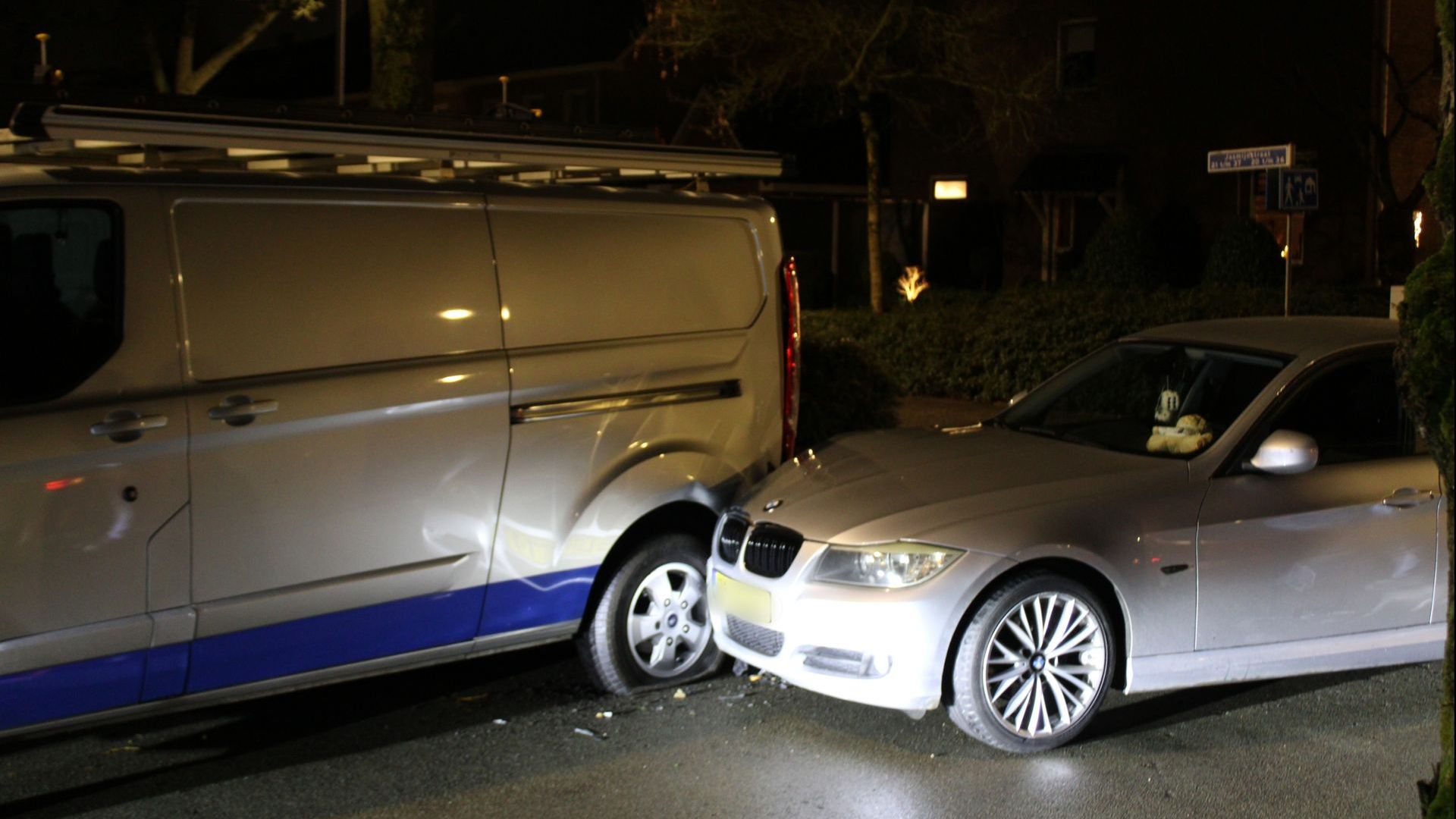 Bestuurder in Ederveen wijkt uit voor fietser en botst tegen bestelbus – XON