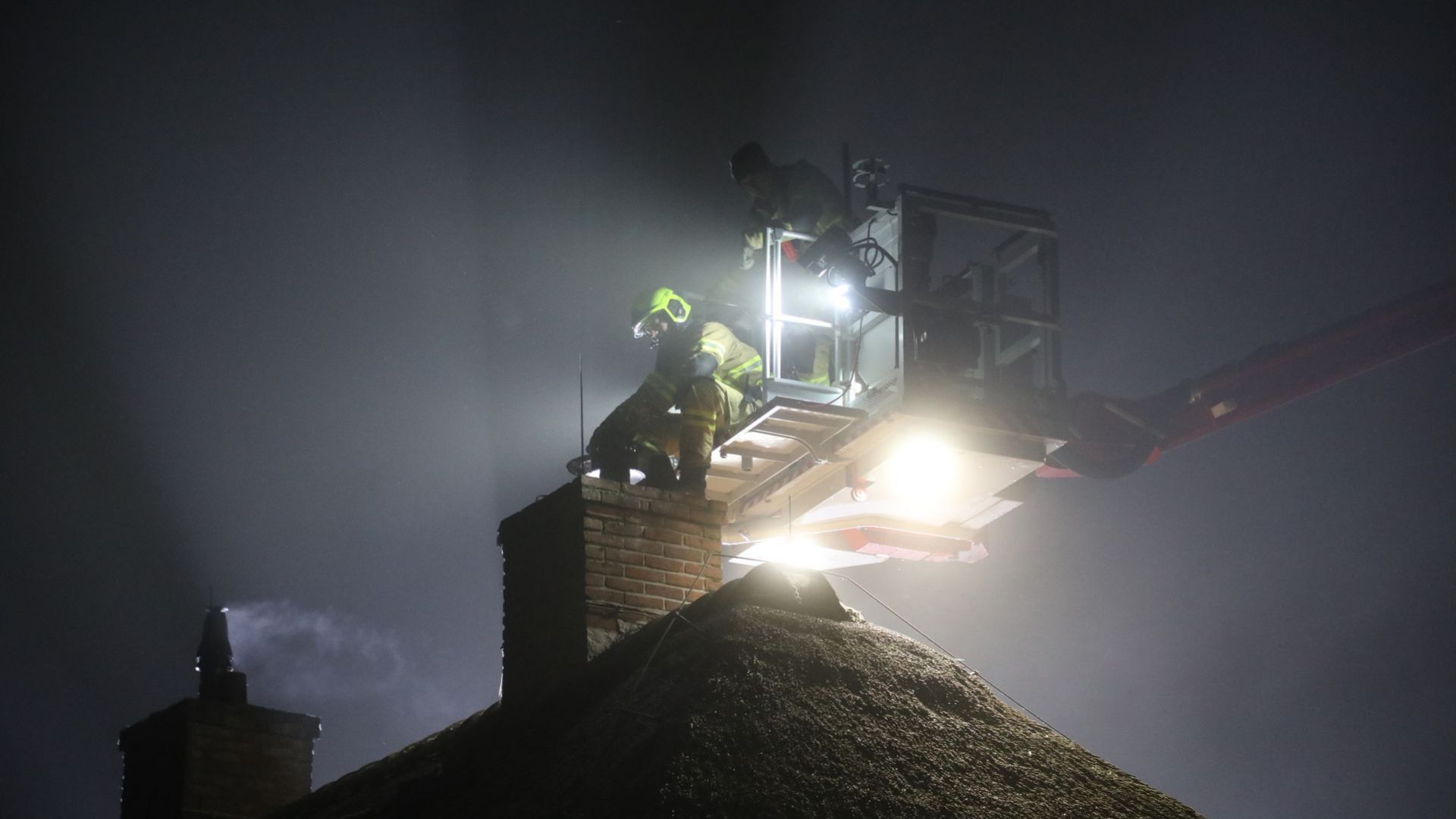 Brand in schoorsteen van woning Ederveen