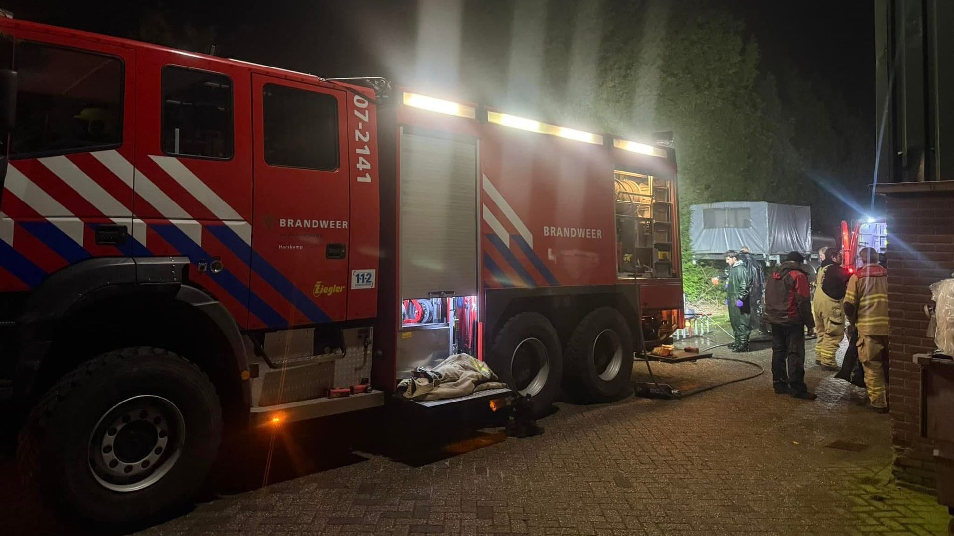 Harskampse brandweer redt vier kalfjes uit put