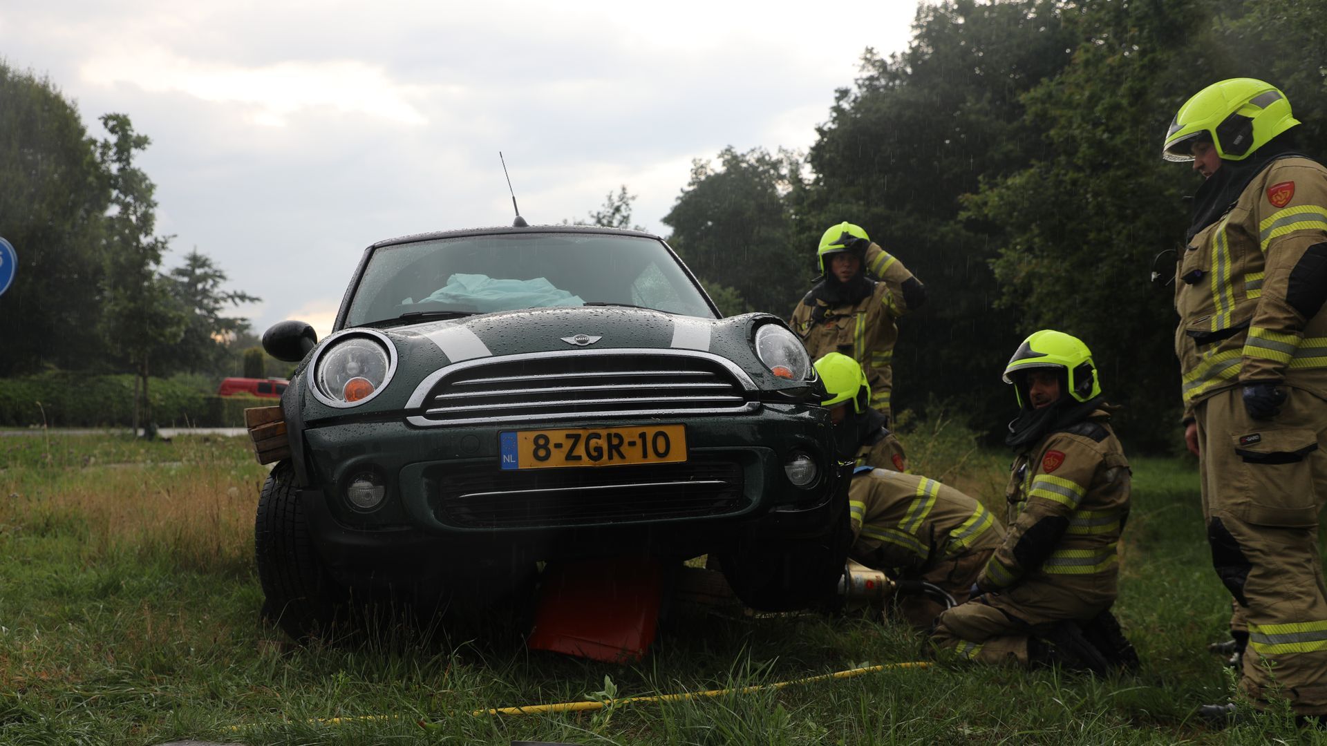 Auto belandt op brievenbus in Harskamp