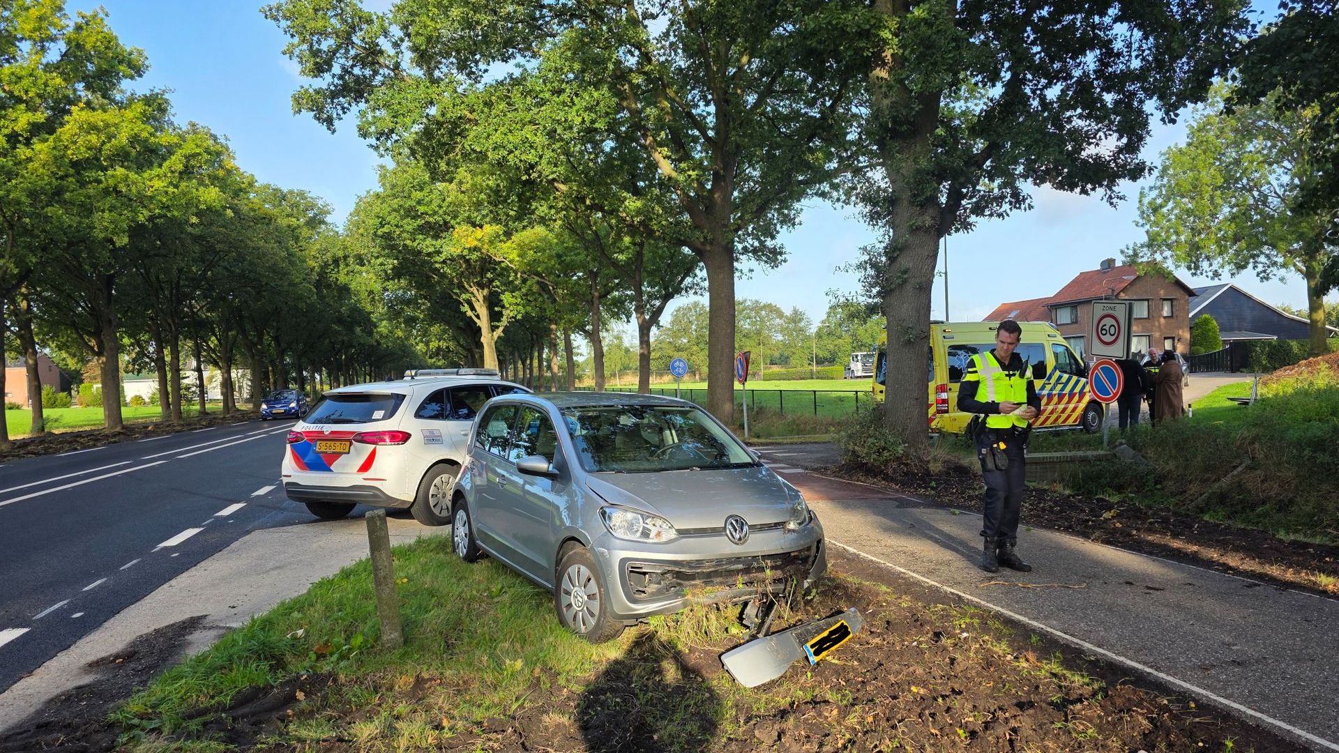 Auto in greppel in De Klomp