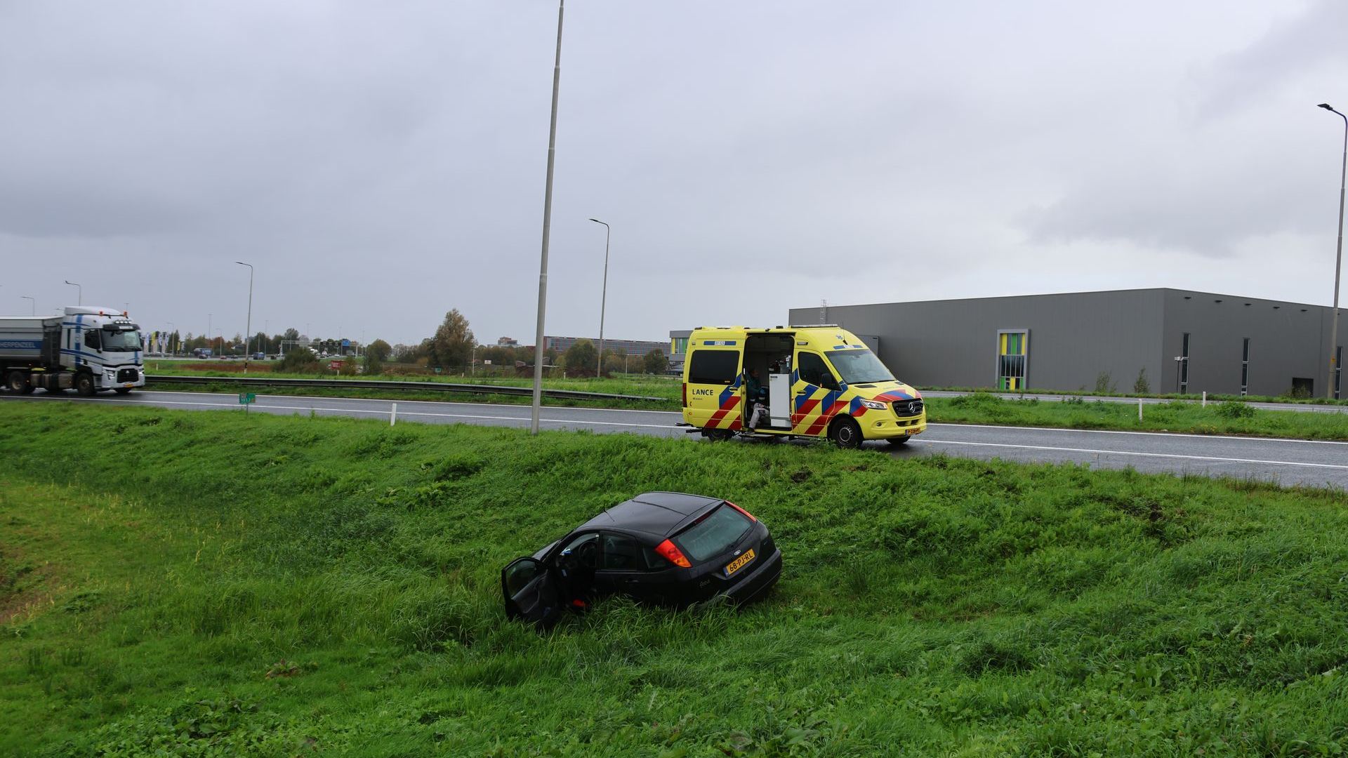Auto raakt van de weg bij A12 VeenendaalDe Klomp