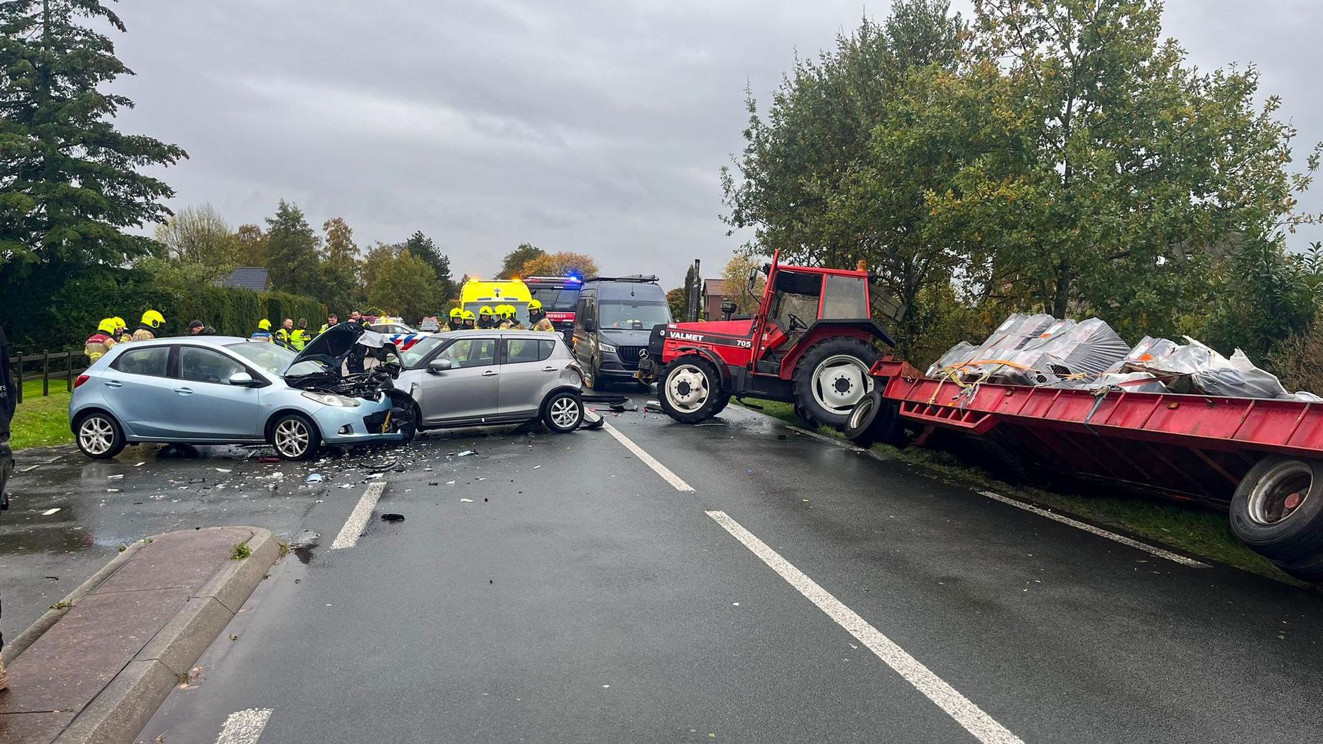 Botsing tussen tractor en auto’s in Harskamp