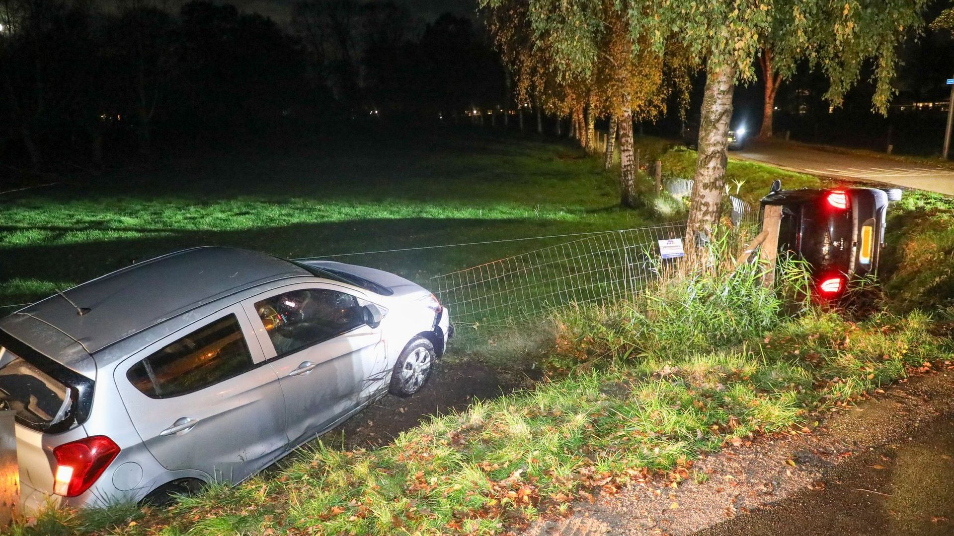Twee auto’s in greppel na aanrijding in Harskamp