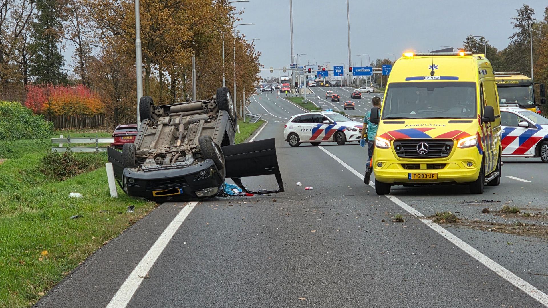 Auto beland op de kop op in Bennekom