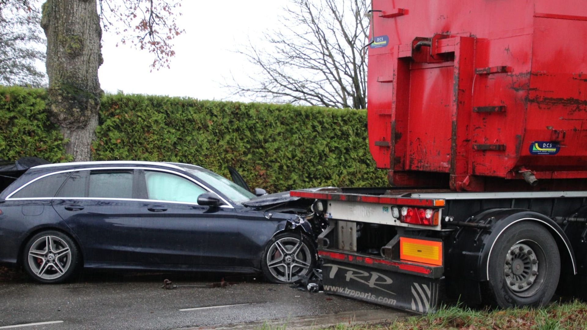 Auto botst op geparkeerde vrachtwagen aanhanger in Ederveen