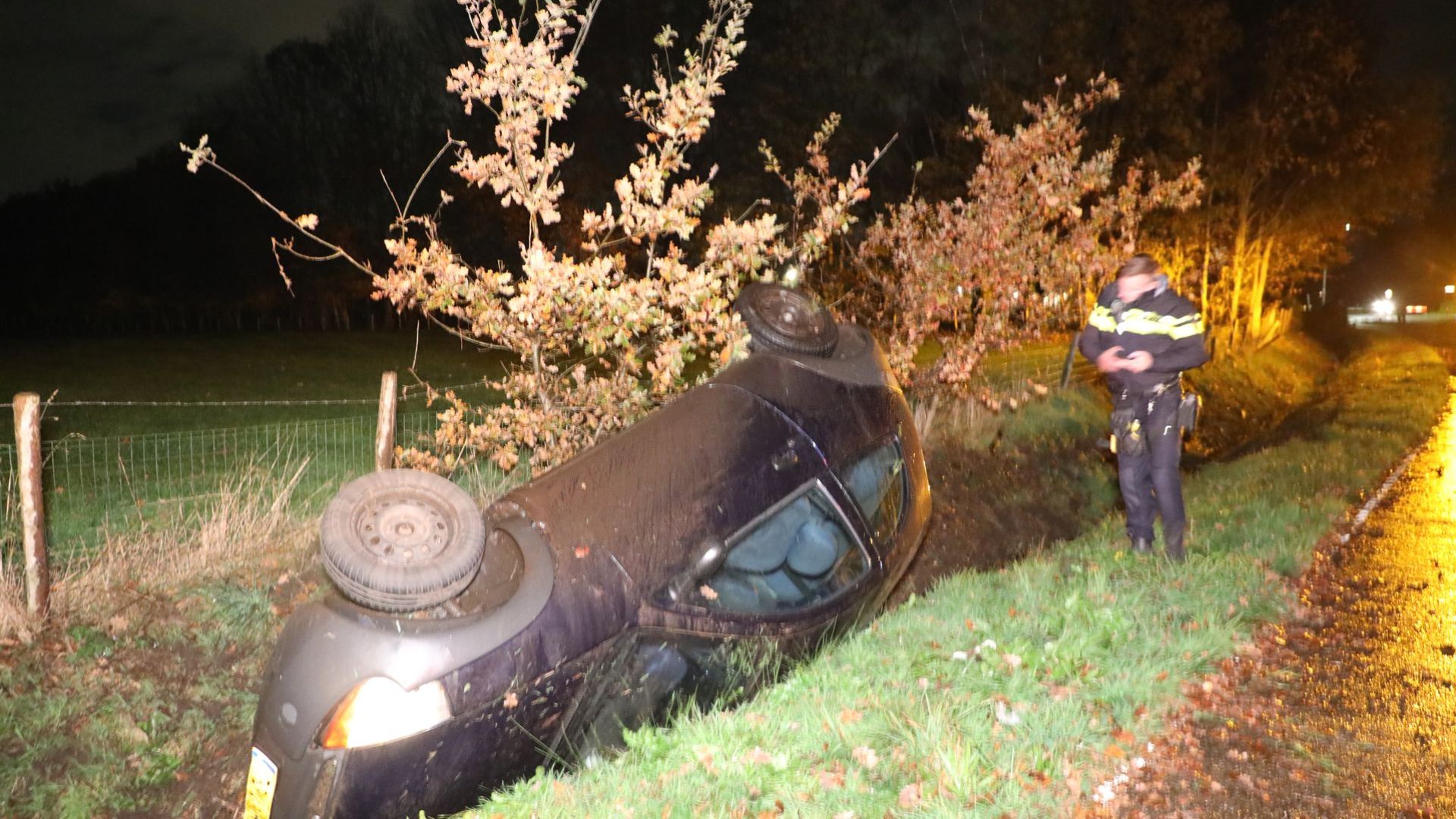 Auto op de kop in de sloot in Scherpenzeel