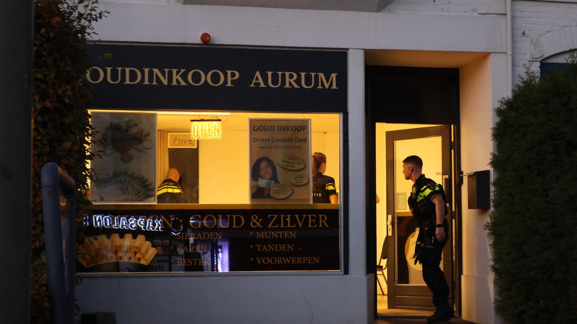 Daders op de vlucht na overval op goudwisselkantoor in Veenendaal