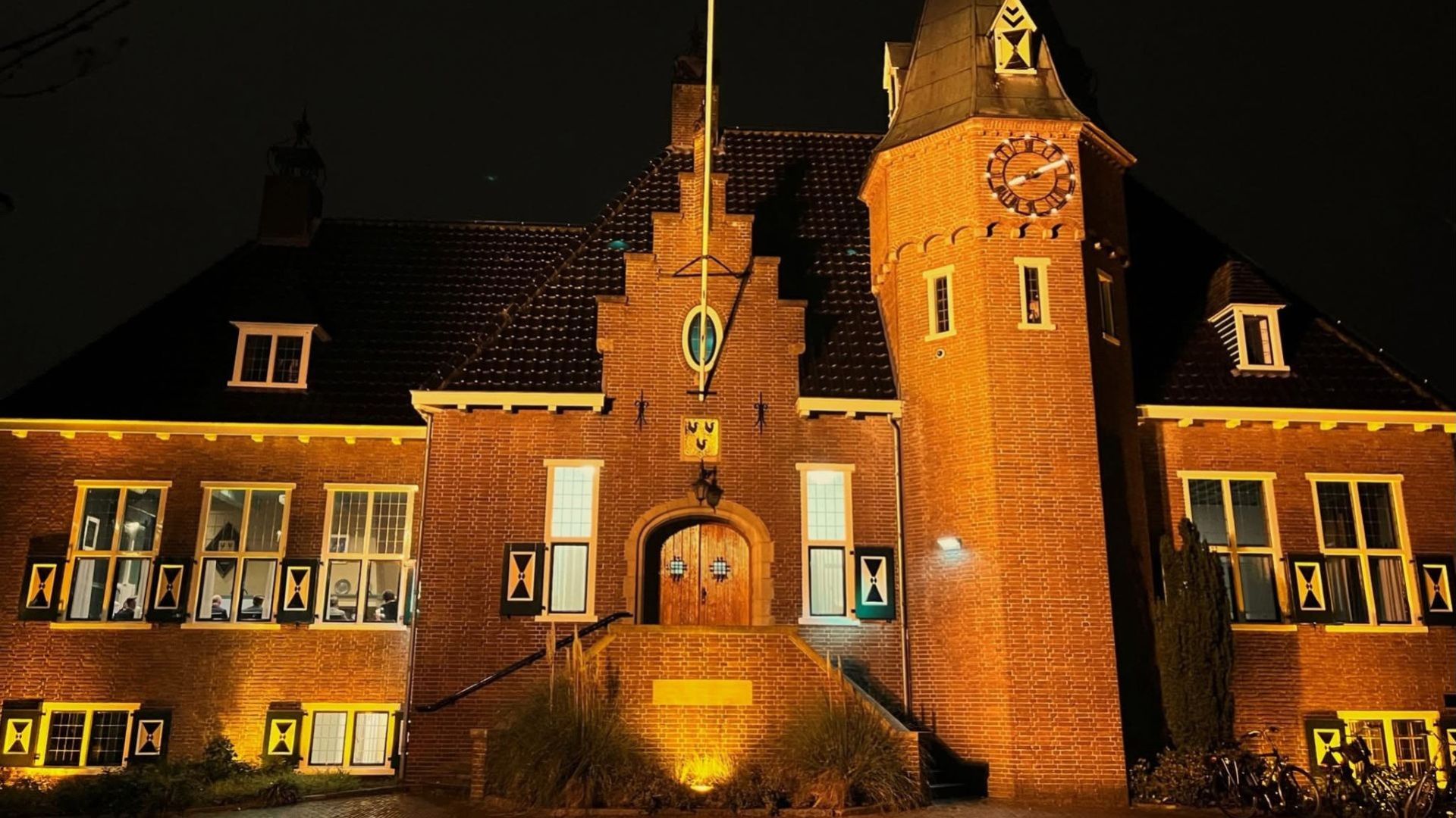 Gemeentehuis Woudenberg kleurt oranje voor Orange the World
