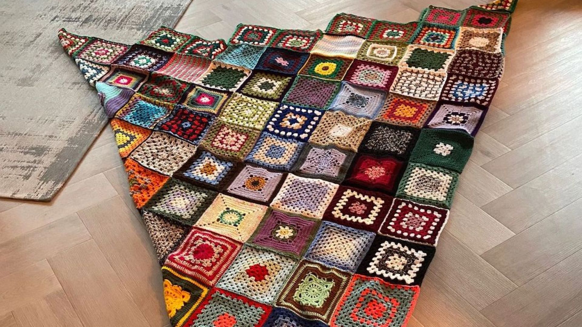 Haakproject in Veenendaal levert 8 meter hoge gehaakte kerstboom op