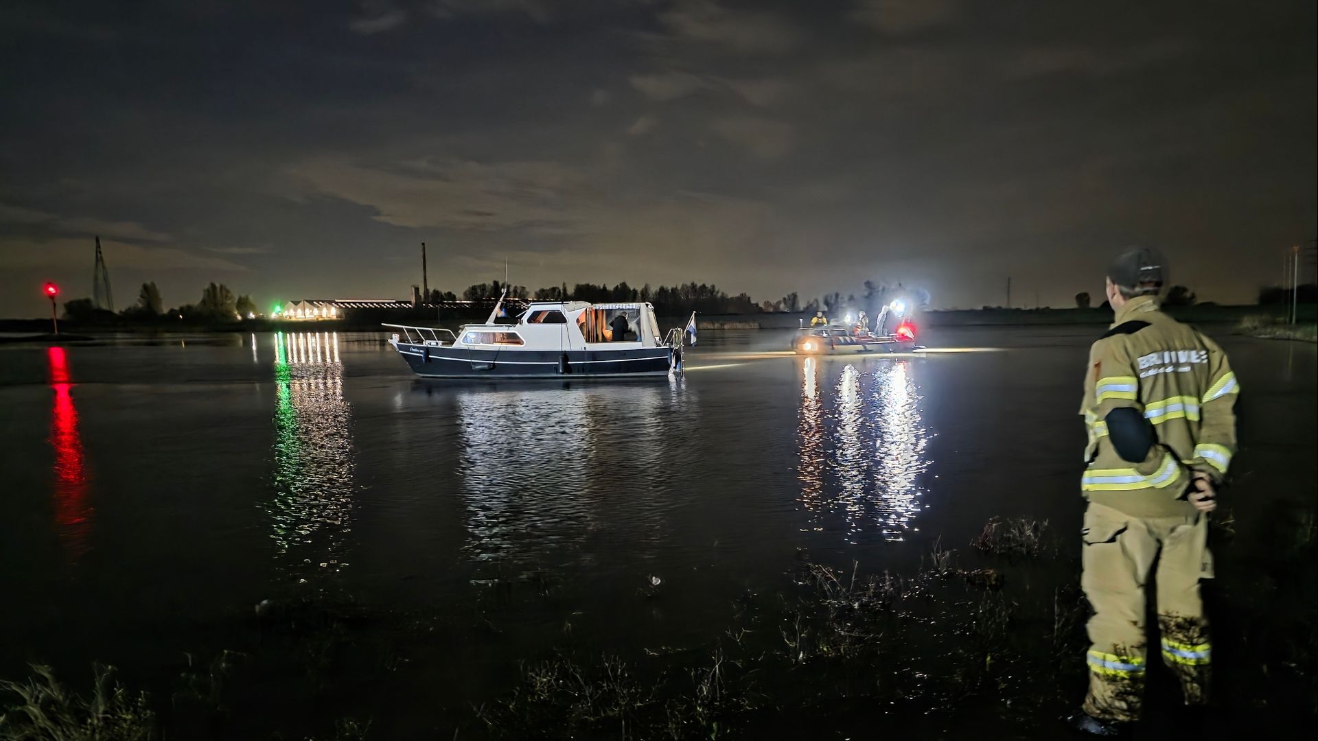 Motorjachtje vaart zich vast op zandbank op Nederrijn bij Wageningen