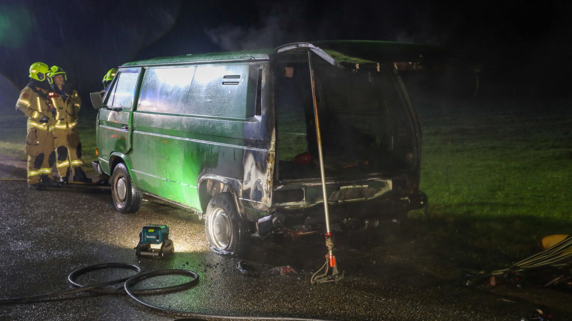 Volkswagenbus uit 1987 vat vlam in Lunteren