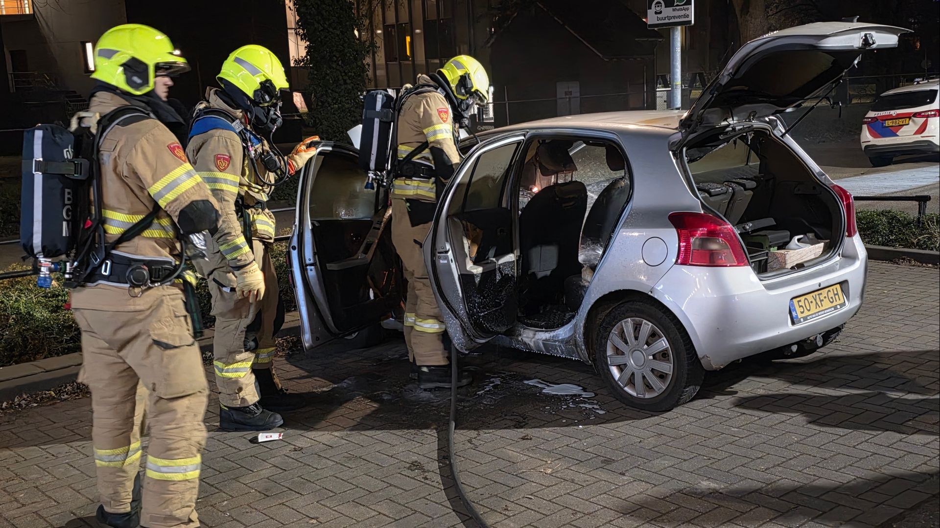 Auto spontaan in brand bij supermarkt Wageningen