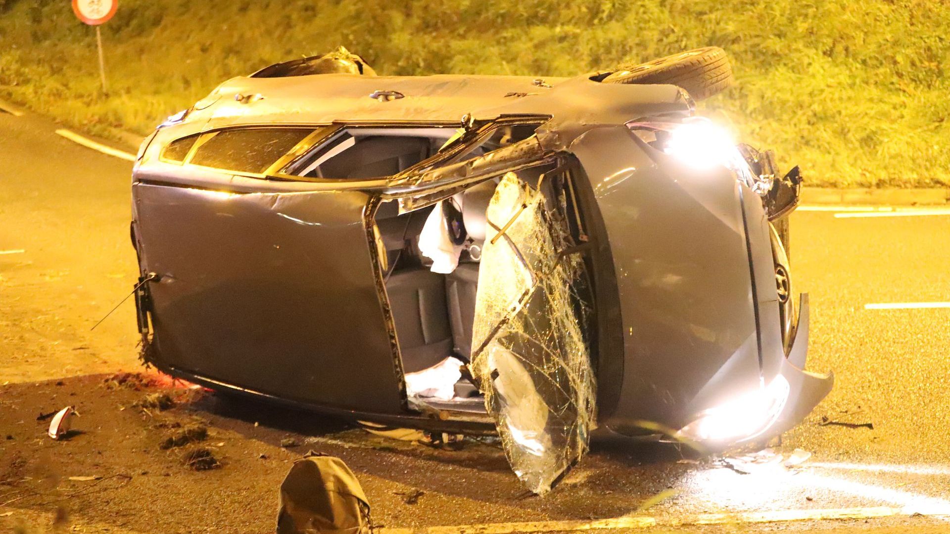 Auto vliegt over de kop op Rondweg Veenendaal