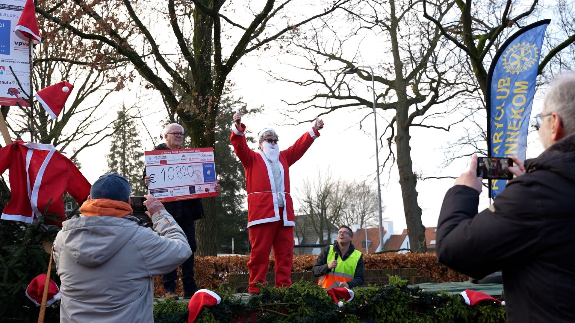 Bennekom kleurt rood: Santarun trekt honderden kerstmannen