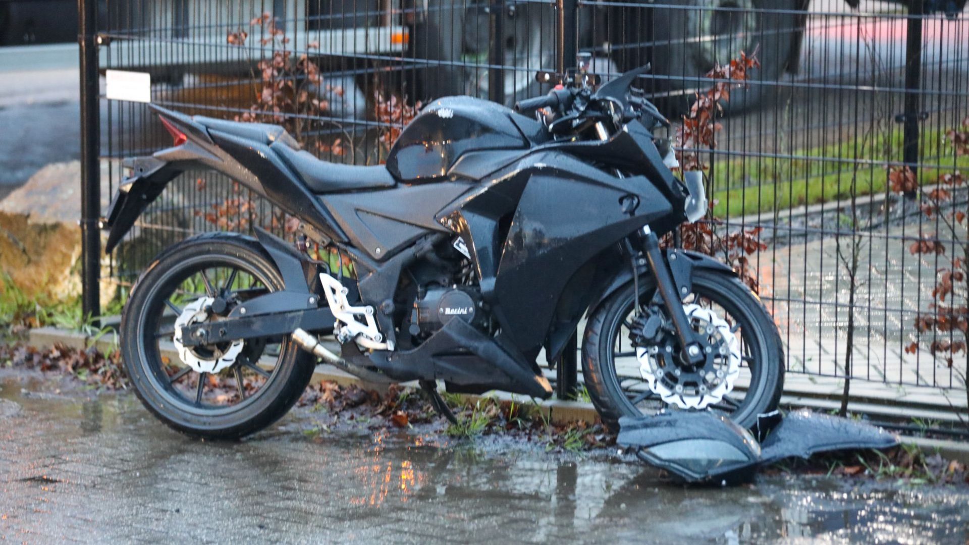 Brommerrijder gewond bij botsing met vrachtwagen in Woudenberg