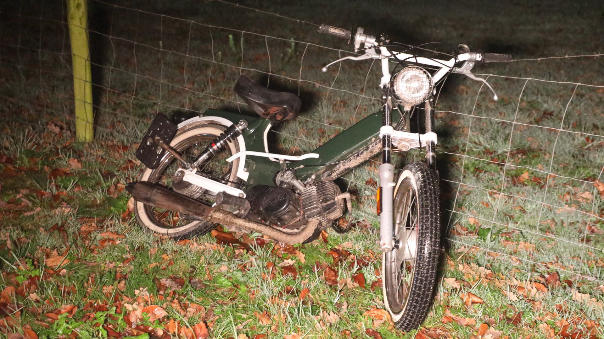 Brommerrijder gewond nadat automobilist over lantaarnpaal rijdt in Lunteren