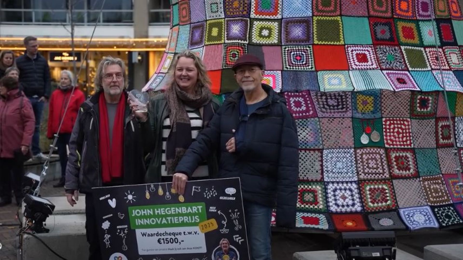 Enorme gehaakte kerstboom onthuld in Veenendaal