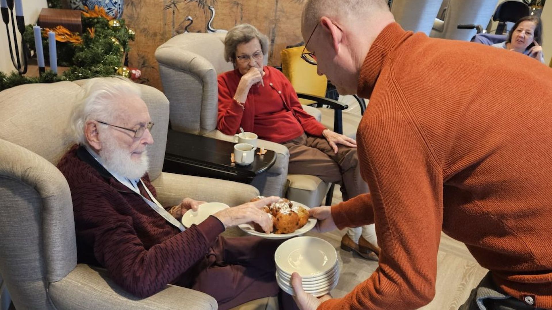 SGP Woudenberg bezorgt oliebollen bij zorginstellingen