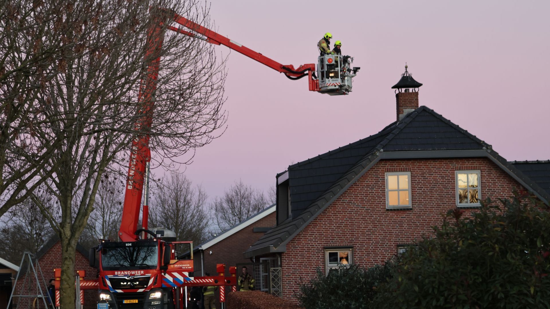 Schoorsteenbrand gedoofd aan de Meikade in Ede