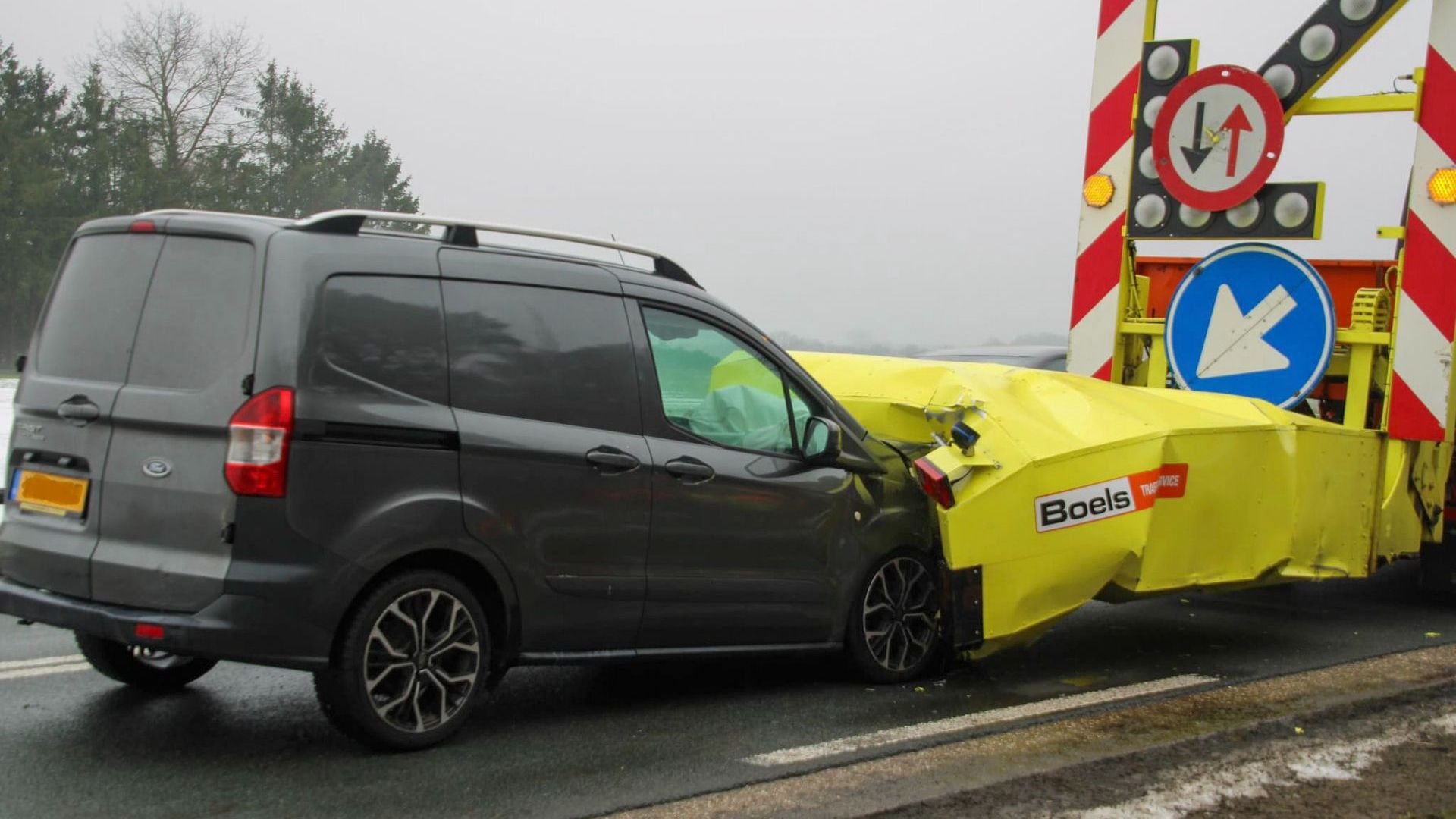 Auto knalt op wegafzetting bij Harskamp