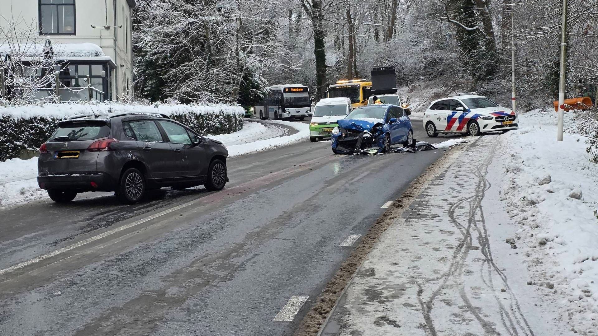 Auto’s frontaal op elkaar op spekgladde Grebbeweg in Rhenen