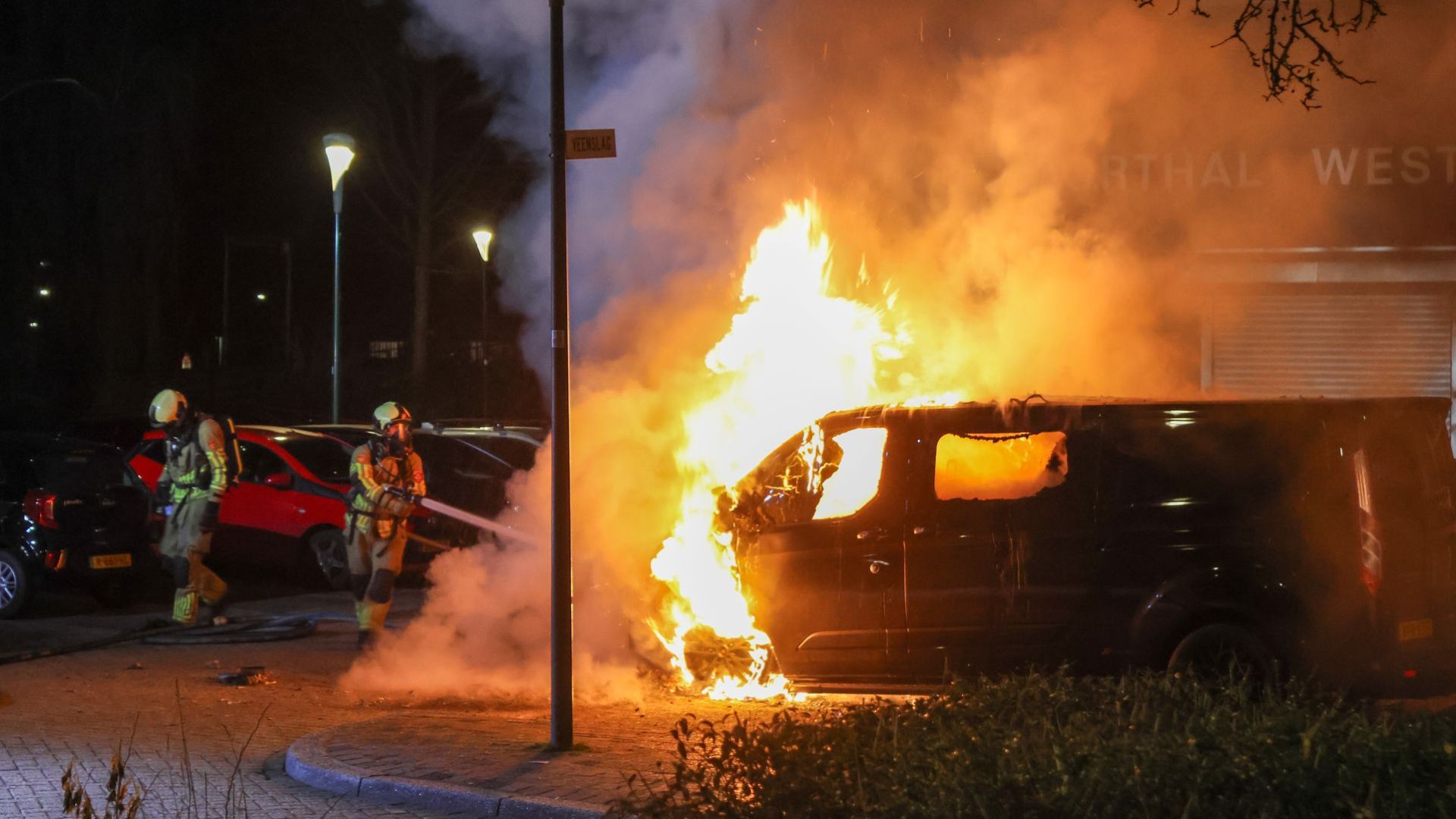 Bestelbus volledig uitgebrand bij winkelcentrum in Veenendaal