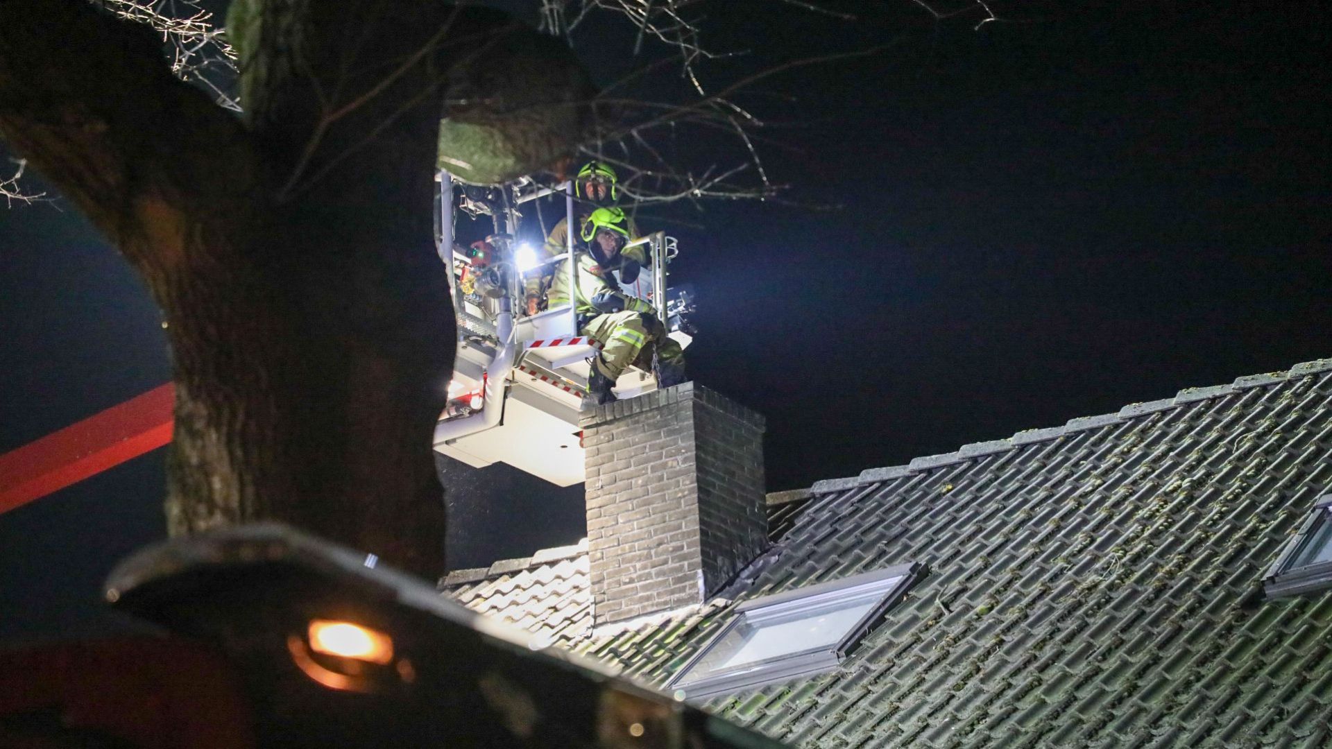 Brand in schoorsteen van woning in Lunteren