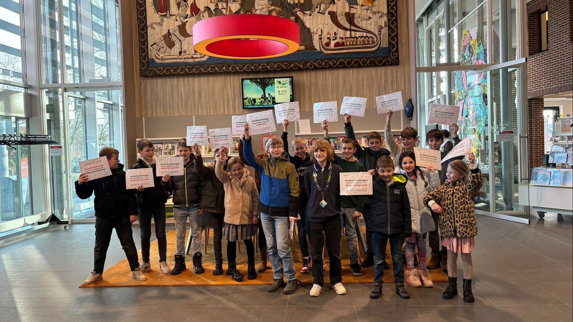 Rhenense kinderen zamelen 600 kerstbomen in