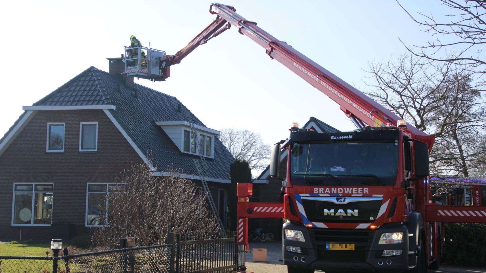 Brand in schoorsteen van woning in Lunteren