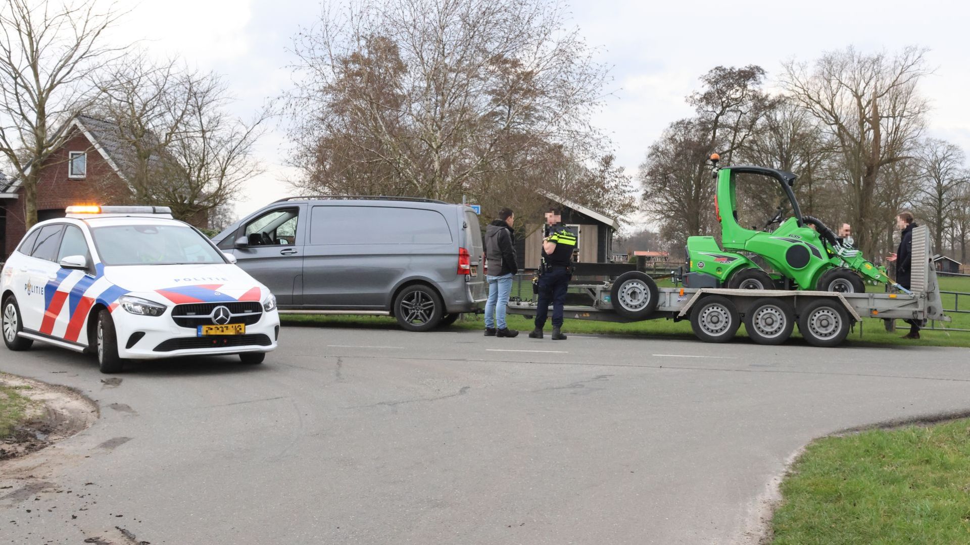 Fietser raakt gewond na aanrijding met bestelbus in buiten gebied van Lunteren