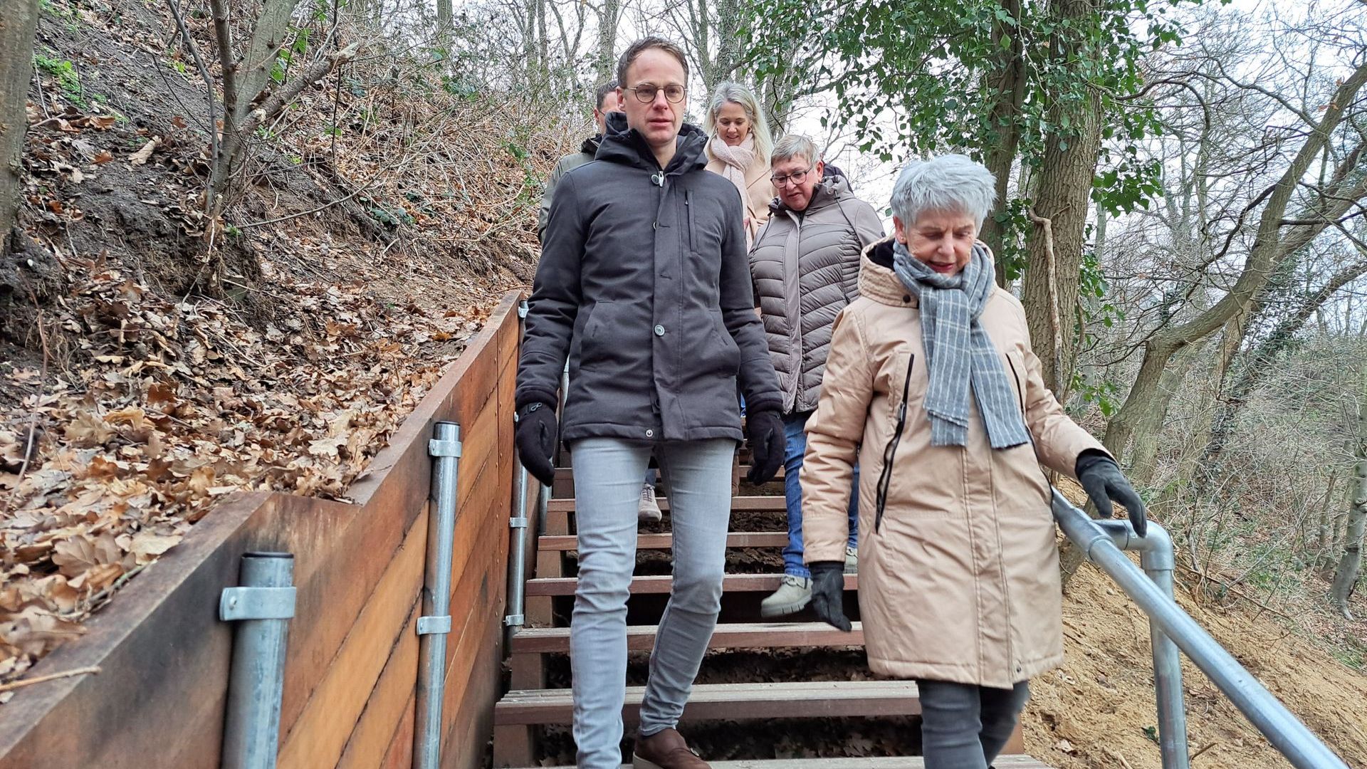 Nieuwe trap van 100 treden verbindt Rhenense wijk Vogelenzang met Grebbekwartier