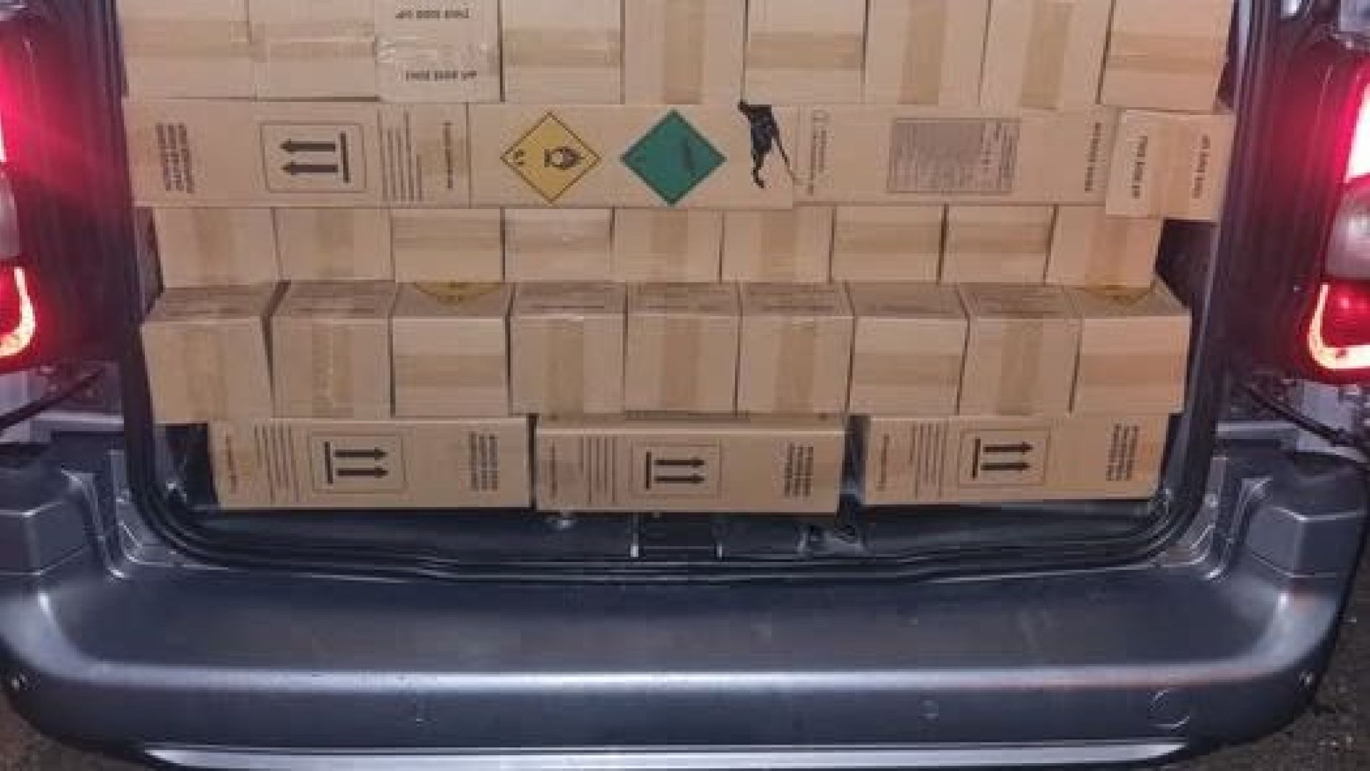 Politie Veenendaal vindt 300+ flessen lachgas in busje op A12