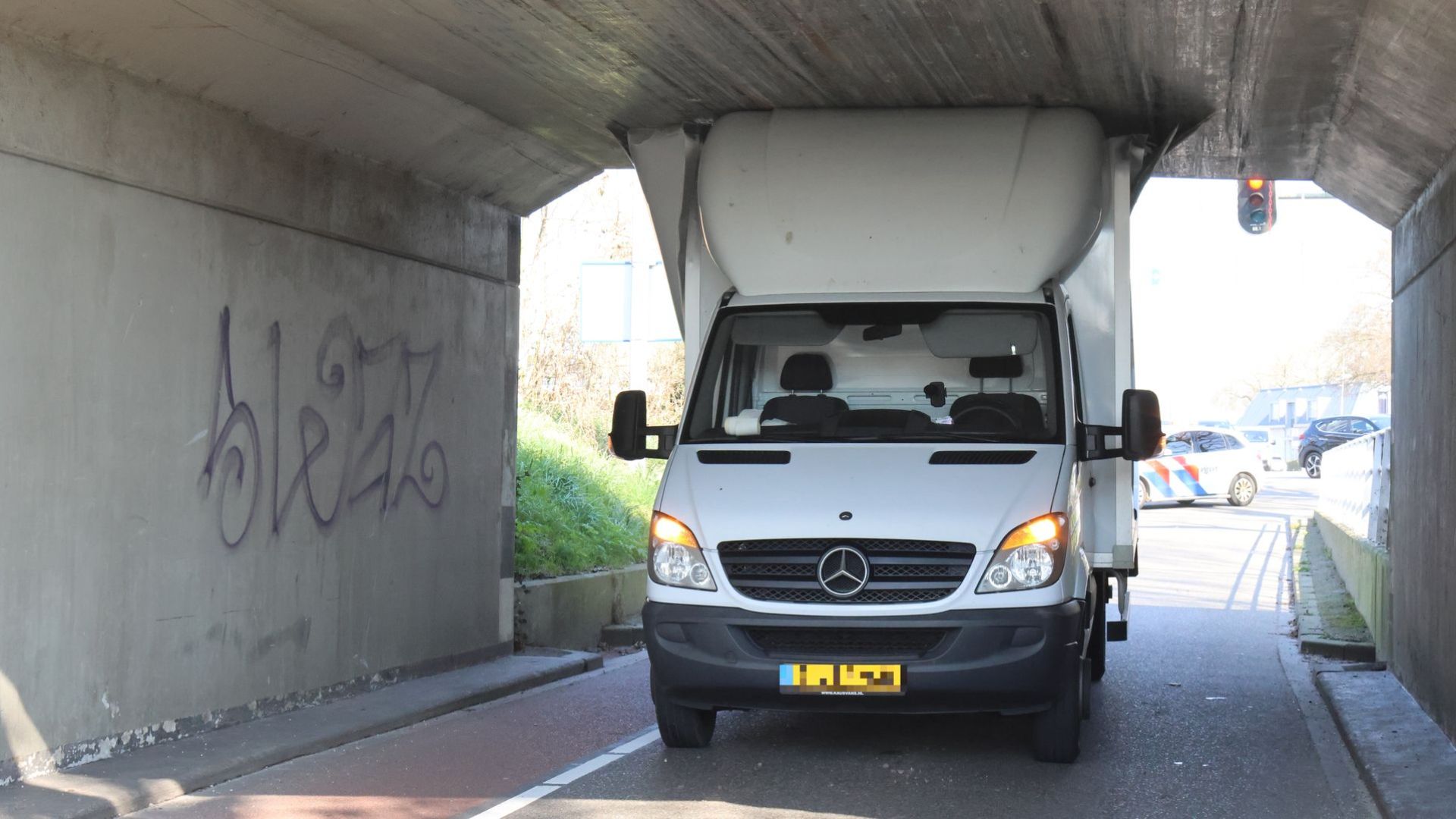 Bakwagen vastgereden in spoortunnel bij Veenendaal – De Klomp