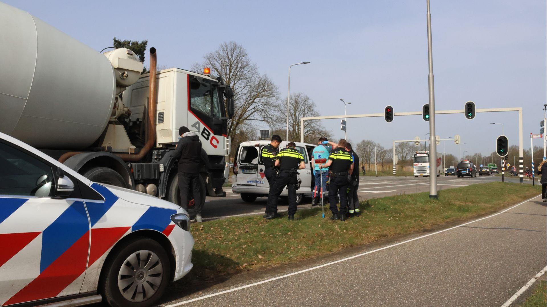 Betonmixer en Sloveens voertuig betrokken bij ongeval in Rhenen