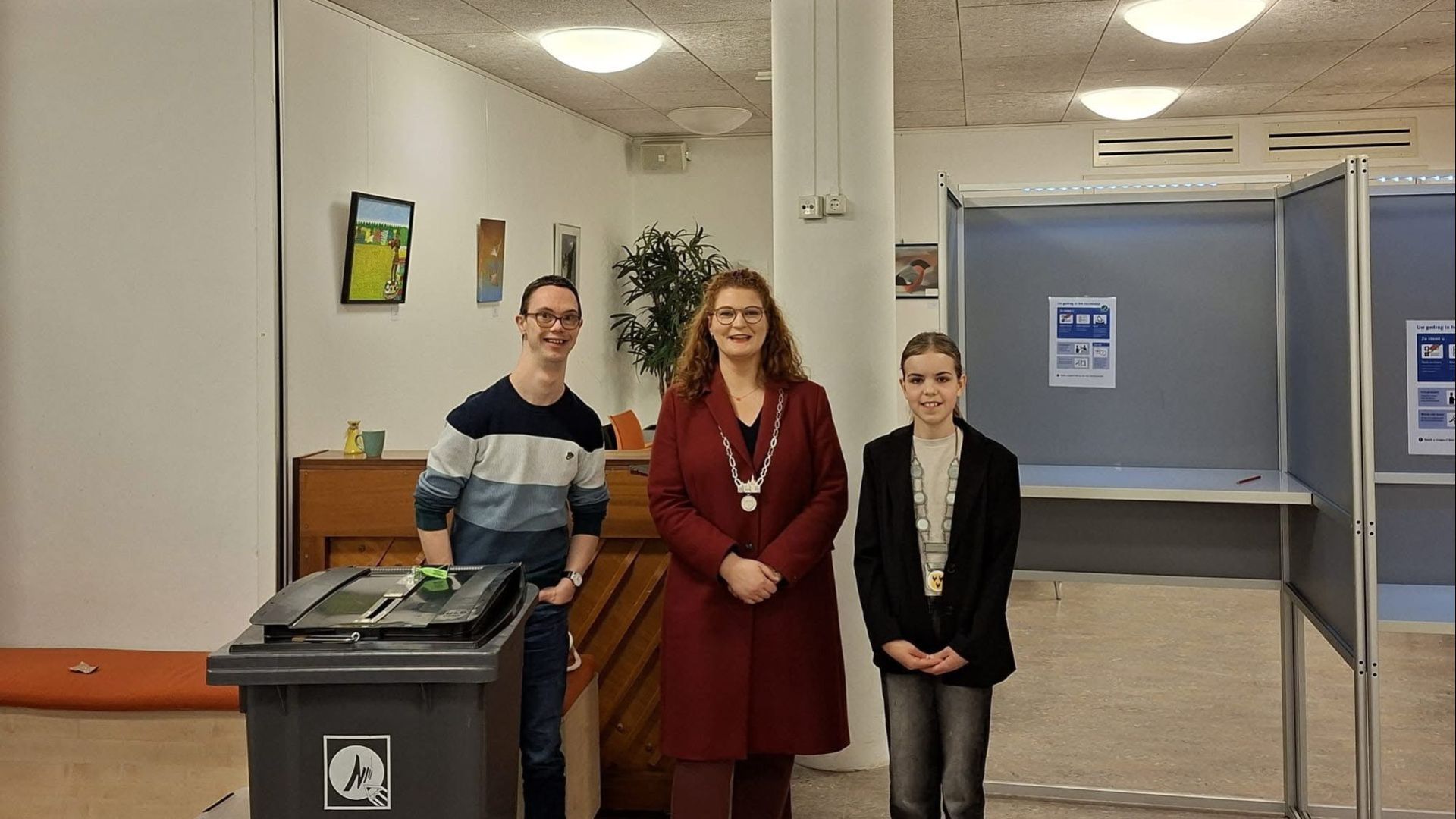 Burgemeester en kinderburgemeester Woudenberg op pad langs stembureaus