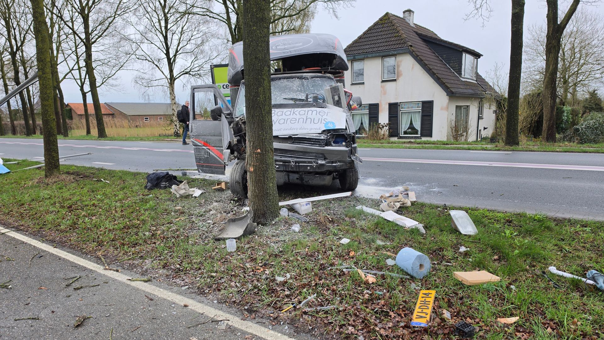 Busje knalt op boom in Rhenen