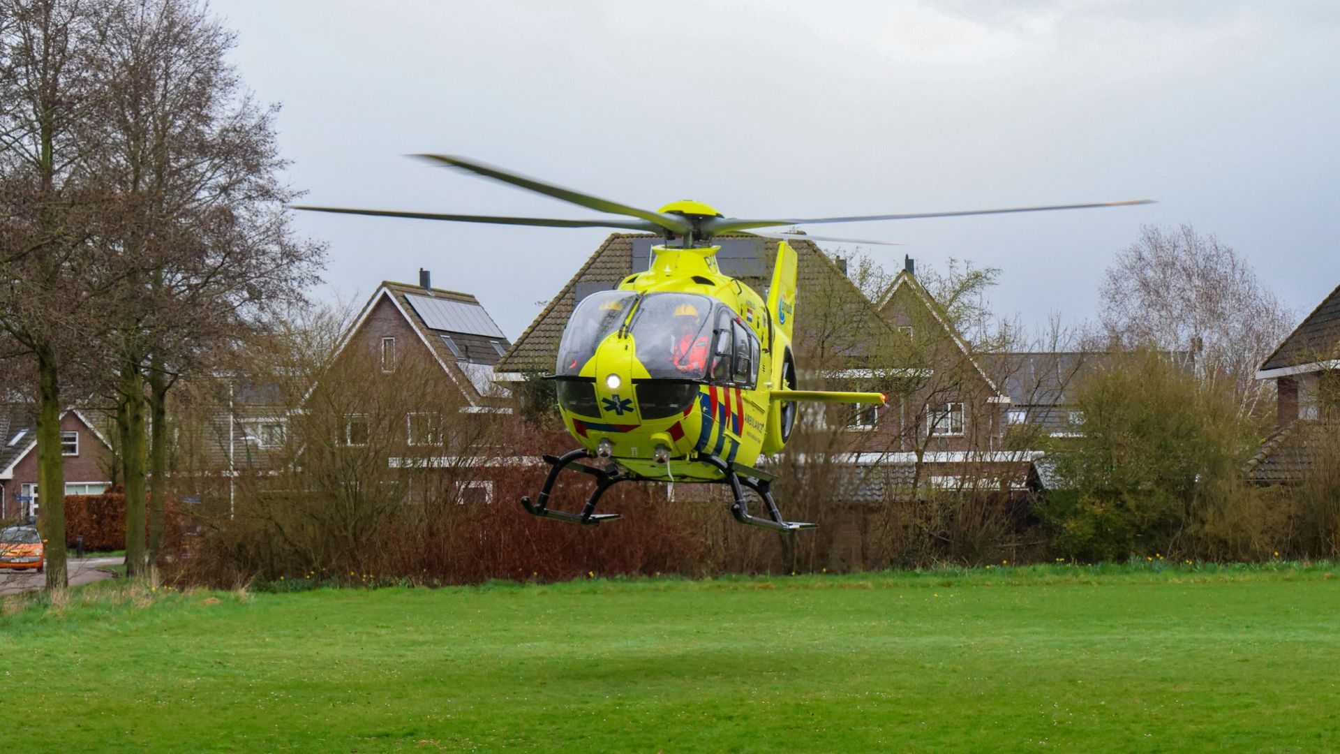 Man raakt gewond na val van dak in Rhenen