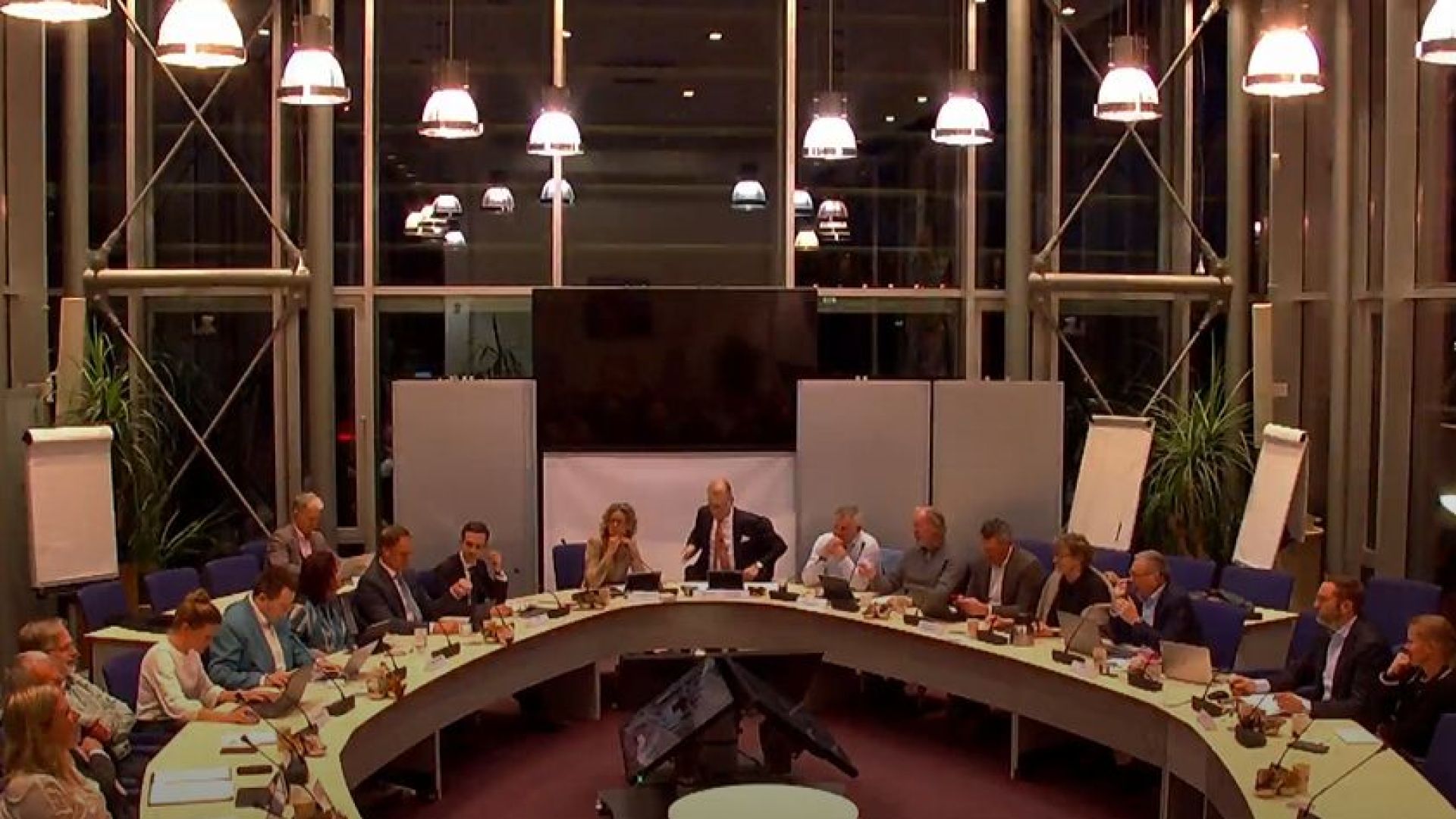 Twee verkenners aan de slag voor vorming college in Rhenen