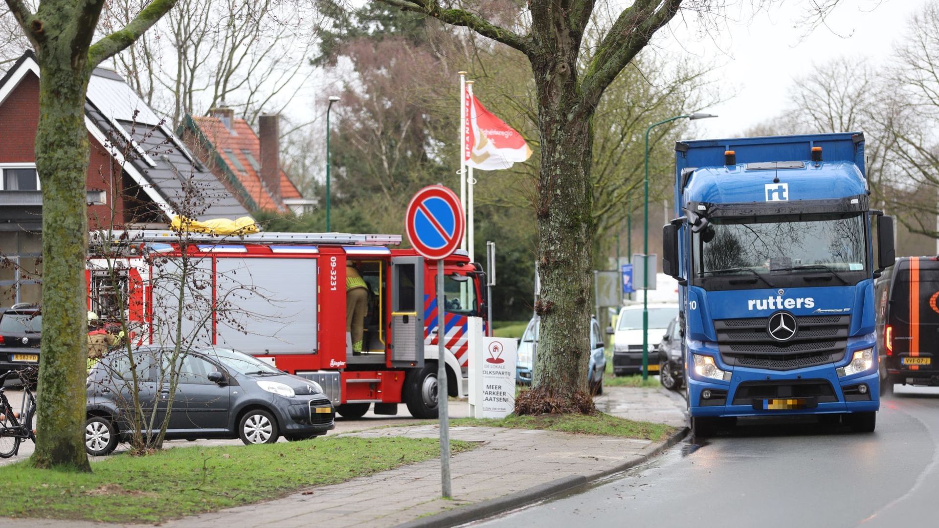 Vrachtwagencombinatie in brand voor neus van brandweer in Rhenen