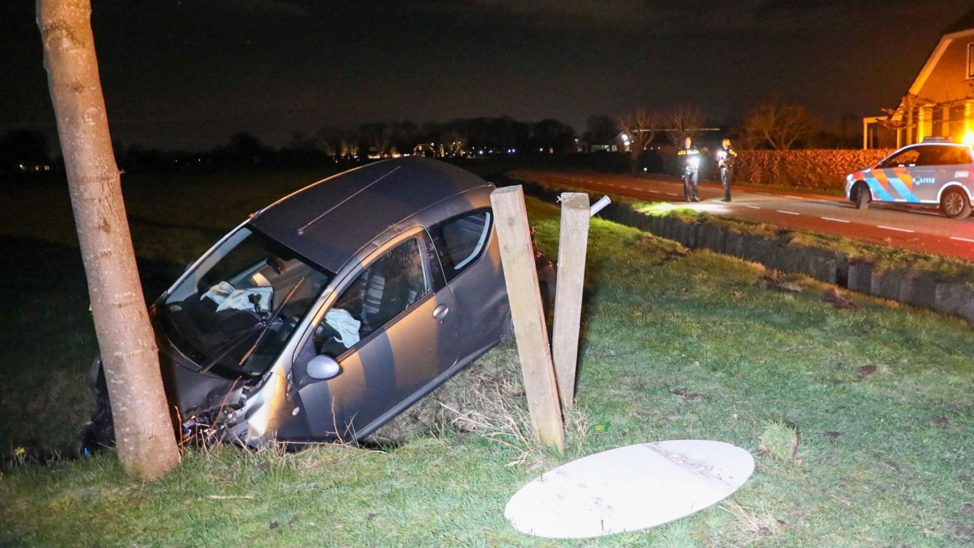 Vrouw belandt met auto in sloot in Lunteren