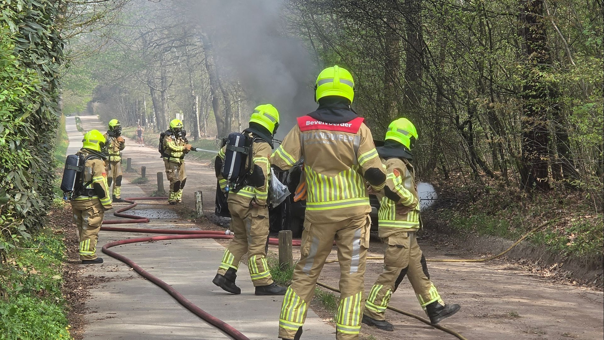 Auto gaat in vlammen op na brand in Bennekom