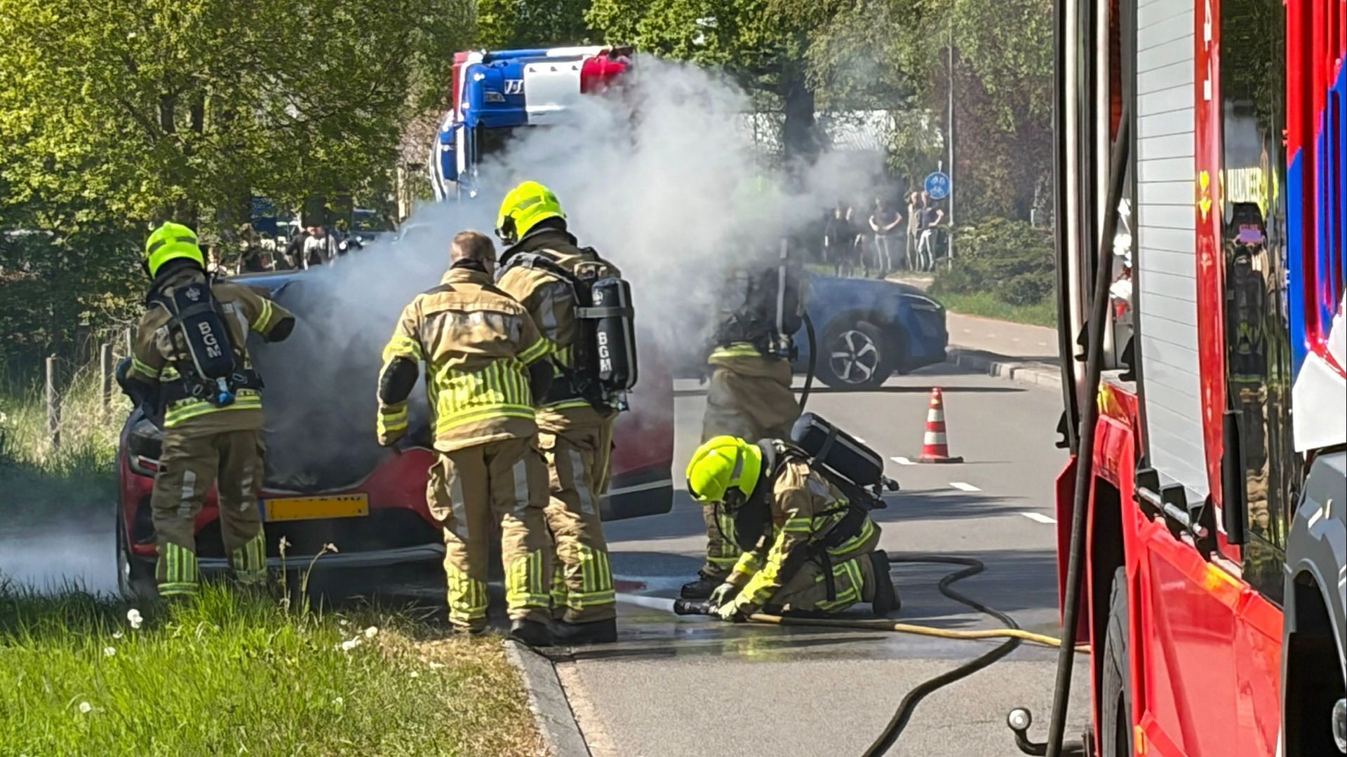 Auto vliegt onderweg in brand in Wekerom