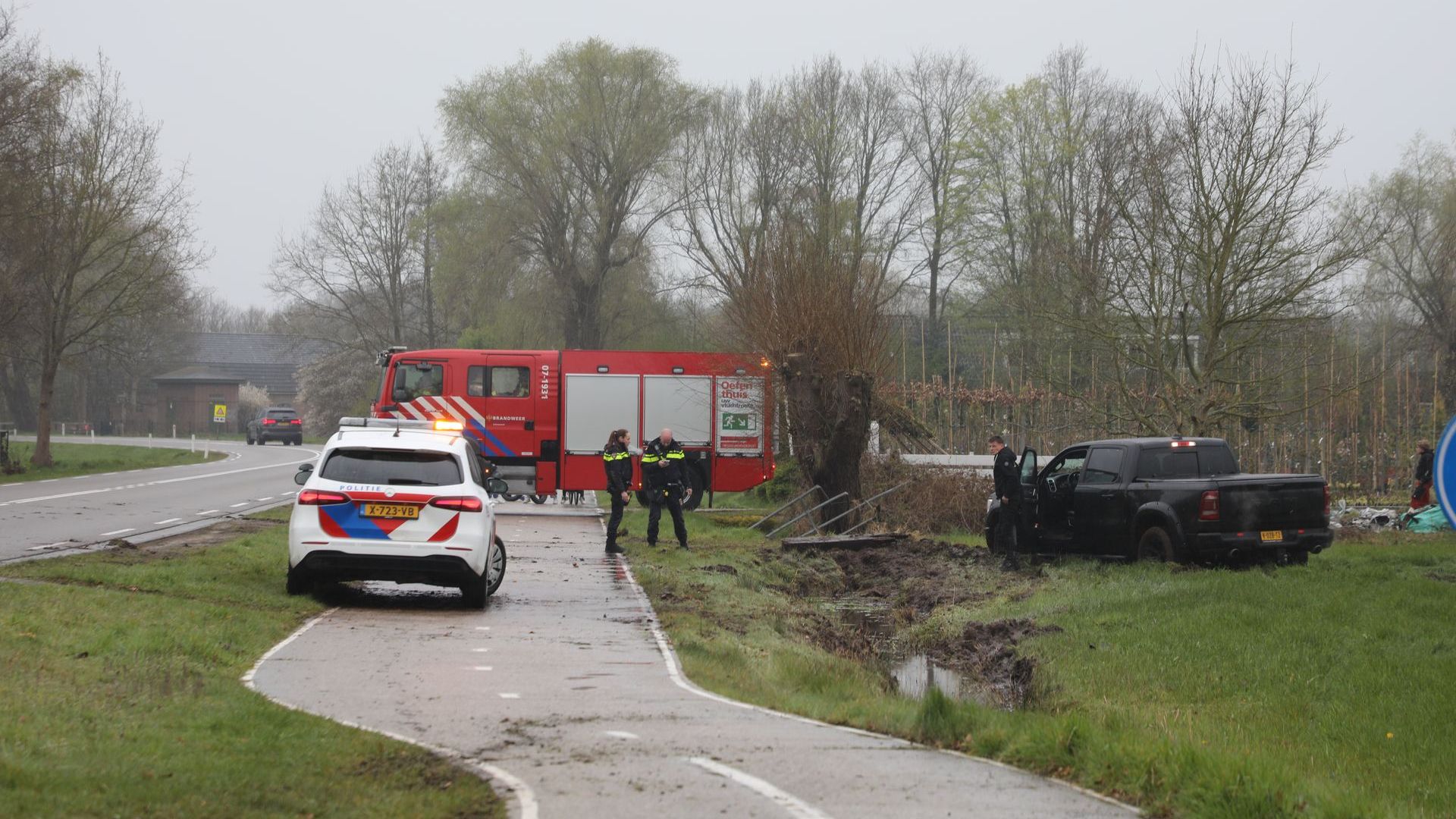 Bestuurder rijdt hekwerk uit de grond bij ongeval in Scherpenzeel